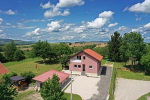 an overhead view of a pink house with a picnic table at House Bela vido in Drežnik Grad