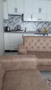 a living room with a couch and a kitchen at Geyikli suit apart3 in Geyikli