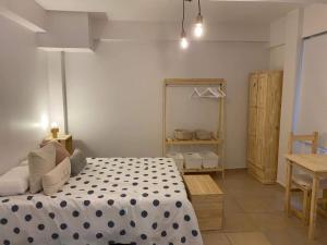1 dormitorio con 1 cama con manta de lunares en Cozy Apartment en Buenos Aires