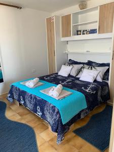 ein Schlafzimmer mit einem Bett mit zwei Handtüchern darauf in der Unterkunft Apartmani Sirius in Silba