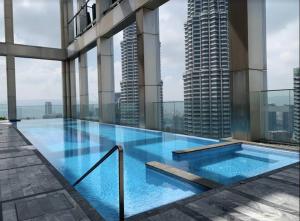 吉隆坡的住宿－Tropicana The Residences KLCC by StayHere，建筑物屋顶上的游泳池