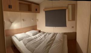 מיטה או מיטות בחדר ב-Stacaravan Middelkerke