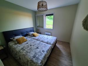 Un pat sau paturi într-o cameră la Le Séchoir des acacias, L'Orée du bois