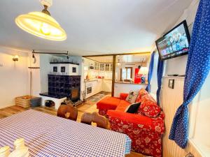 un soggiorno con divano rosso e una cucina di Chalupa Abertamy a Abertamy