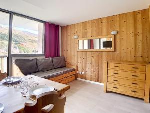 a room with a bench and a window in it at Studio rénové proche pistes avec balcon, 3 couchages - FR-1-344-948 in Les Menuires