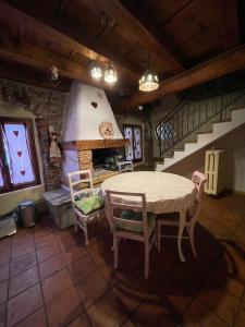 聖塔安布羅吉歐迪瓦波利切拉的住宿－LA TUA CASA IN VALPOLICELLA，一间带桌椅和楼梯的厨房