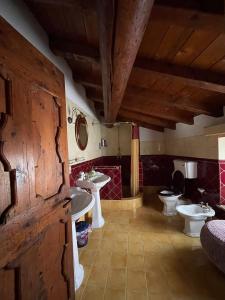 La salle de bains est pourvue de 2 lavabos et de 2 toilettes. dans l'établissement LA TUA CASA IN VALPOLICELLA, à SantʼAmbrogio di Valpolicella