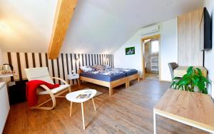 House Bela vido في Drežnik Grad: غرفة صغيرة بسرير وطاولة وكراسي
