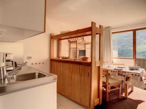 una cocina con fregadero y encimera en Studio lumineux avec balcon - Départ skis aux pieds - 4 pers, TV, DVD, proche commodités - FR-1-344-967, en Les Menuires 9 fotos más