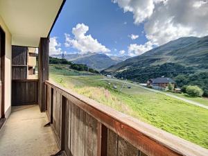 Un balcón con vista a un campo y montañas. en Studio lumineux avec balcon - Départ skis aux pieds - 4 pers, TV, DVD, proche commodités - FR-1-344-967, en Les Menuires
