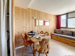 um quarto de madeira com uma mesa e um sofá em Appartement Les Menuires, 2 pièces, 4 personnes - FR-1-344-969 em Les Menuires