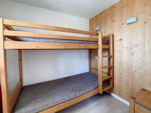 um quarto de beliche com 2 beliches em Appartement Les Menuires, 2 pièces, 4 personnes - FR-1-344-969 em Les Menuires