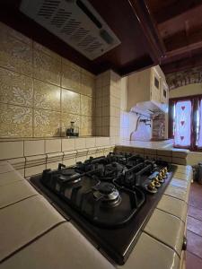 a kitchen with a stove top oven in a kitchen at LA TUA CASA IN VALPOLICELLA in SantʼAmbrogio di Valpolicella