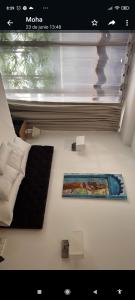 sala de estar con sofá y ventana en Suites 5* Lahcene, en Alicante