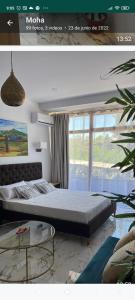 1 dormitorio con cama y ventana grande en Suites 5* Lahcene, en Alicante