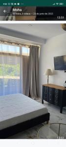 1 dormitorio con cama y ventana en Suites 5* Lahcene en Alicante