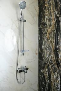 una doccia con soffione in un bagno di Hotel Belona a Eforie Nord Altre 9 foto