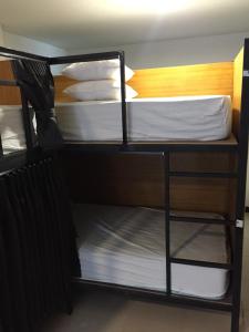 Palanda nebo palandy na pokoji v ubytování NITRO HOUSE Hostel