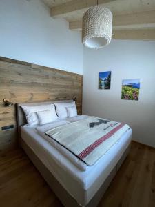 Giường trong phòng chung tại TUX MOUNTAIN Apart