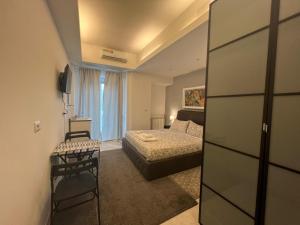 ローマにあるAppia Avenue 639のベッドと鏡が備わるホテルルーム