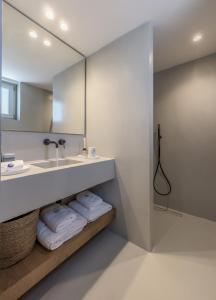 A bathroom at Ariadne Suites