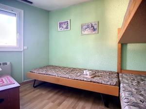 Cette petite chambre comprend un lit. dans l'établissement Appartement Les Menuires, 2 pièces, 5 personnes - FR-1-344-1031, aux Menuires