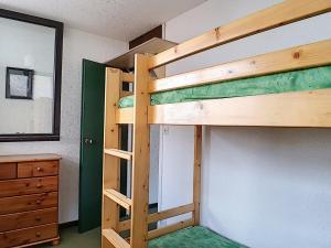 1 Schlafzimmer mit 2 Etagenbetten in einem Zimmer in der Unterkunft Appartement Les Menuires, 3 pièces, 8 personnes - FR-1-344-1037 in Les Menuires