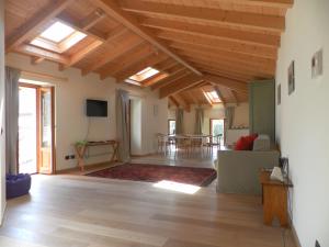 ein Wohnzimmer mit Holzdecken und Holzböden in der Unterkunft Casa Botta - Luino Lago Maggiore in Luino
