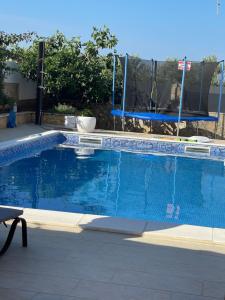 Bazén v ubytování Holiday Home Cerim nebo v jeho okolí