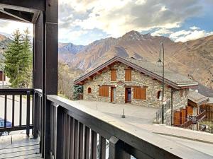 a room with a balcony with a view of a mountain at Appartement cosy au pied des pistes avec parking et balcon, 4 pers, centre village - FR-1-344-1077 in Saint-Martin-de-Belleville
