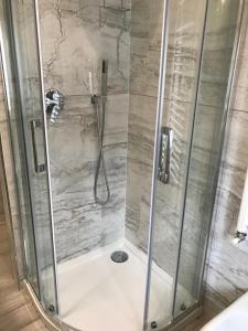 W łazience znajduje się prysznic ze szklanymi drzwiami. w obiekcie A CASA DI LETY w mieście Tarvisio
