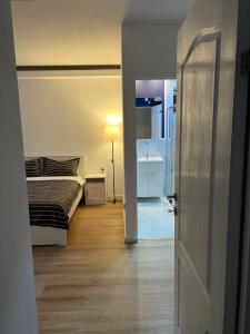 Schlafzimmer mit einem Bett und einer Tür, die zu einem Bad führt in der Unterkunft Accommode in Sinaia