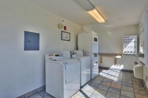 eine Küche mit weißen Geräten in einem Zimmer in der Unterkunft Motel 6-Kingman, AZ - Route 66 East in Kingman