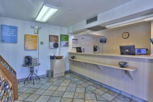 a fast food restaurant with a counter and a table at Motel 6-Kingman, AZ - Route 66 East in Kingman