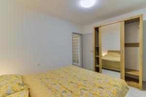 een slaapkamer met een bed en een spiegel bij Demi II in Senj