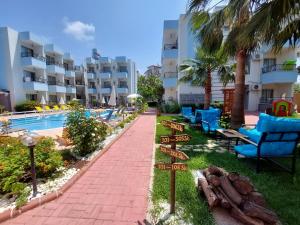 Bazén v ubytování Summer rose hotel nebo v jeho okolí