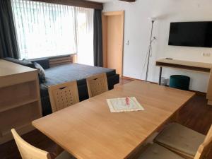 Televízia a/alebo spoločenská miestnosť v ubytovaní Hotel Garni Central - Zimmer - Studios - Apartments
