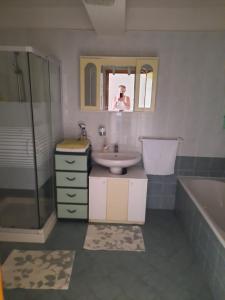 una persona tomando una foto de un baño en Apartman Kapelica en Labin