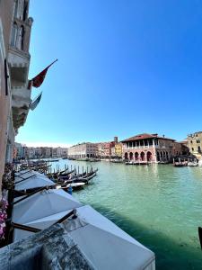 vista su un canale con barche in acqua di Pesaro Palace a Venezia