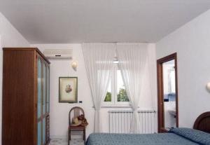 a bedroom with a bed and a window at Hotel Gemma in Ischia