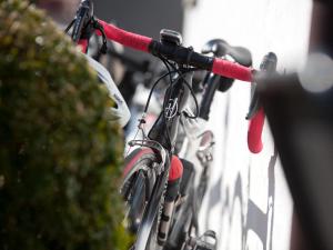 Hotel Brauerei Frohsinn في اربون: مجموعة من الدراجات متوقفة بجوار الجدار