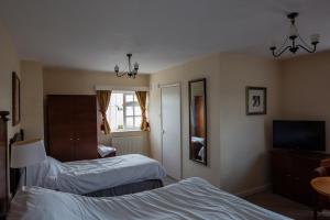 سرير أو أسرّة في غرفة في Queens Head Inn