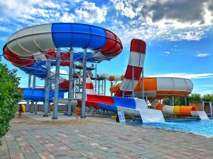 un parco acquatico con un grande scivolo d'acqua di S Club Resort Hotel Aqua Park and Spa a Belgrado