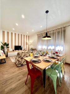 a living room with a table with chairs and a couch at Descanso Natural Bueu in Bueu