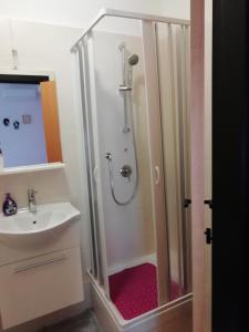 モノーポリにあるDa Luigi locazioni brevi turisticheのバスルーム(シャワー、シンク付)