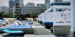 Der Swimmingpool an oder in der Nähe von Riviera Hotel and Beach Lounge, Beirut