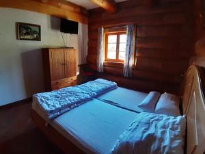 A bed or beds in a room at Schönberghütte