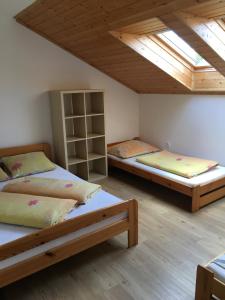 Postel nebo postele na pokoji v ubytování Chalupa a apartmány Morajda + 26 fotografií