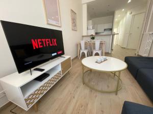 Et tv og/eller underholdning på Nice Renting - Penchienatti - Spacious Apartment - 2 BedRooms - King Bed - View Heart of Nice