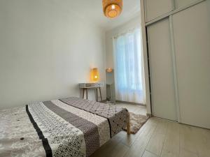 En eller flere senge i et værelse på Nice Renting - Penchienatti - Spacious Apartment - 2 BedRooms - King Bed - View Heart of Nice